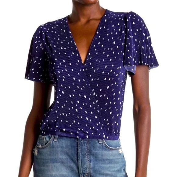 ASTR The Label Navy Blue/White Polka Dot Plisse Ribbed V-Neck Blouse - Picture 1 of 6
